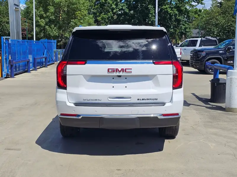 2026 GMC Yukon Elevation, bílá, dovoz Kanada — foto 7 z 12