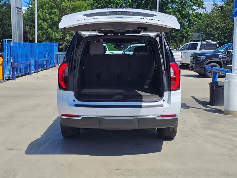 2026 GMC Yukon Elevation, bílá, dovoz Kanada — foto 9 z 12