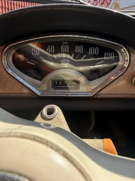 1968 BMW 2002, červená, 99 999 km, dovoz Kanada — foto 9 z 12