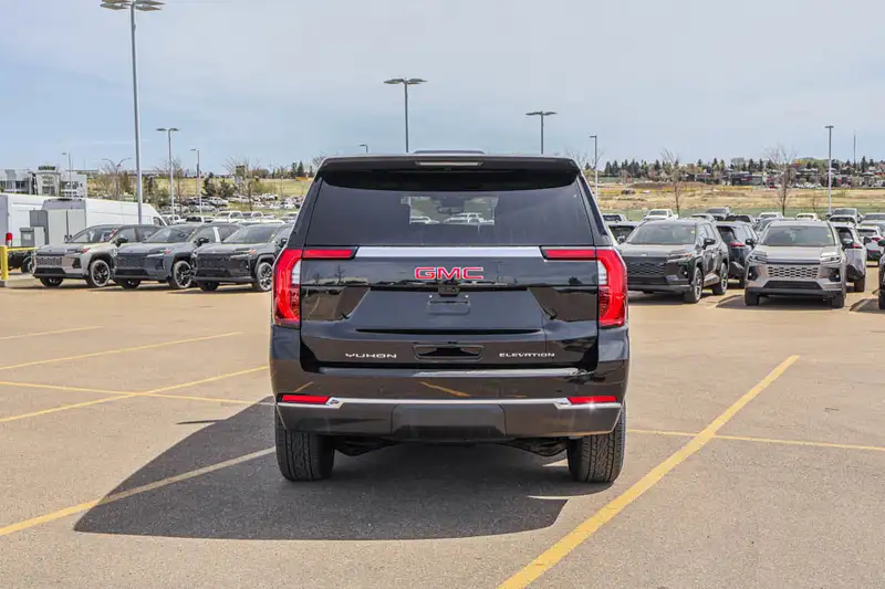 2026 GMC Yukon Elevation, černá, 15 km, dovoz Kanada — foto 7 z 12