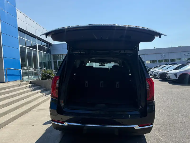 2026 GMC Yukon Elevation, šedá, 1 km, dovoz Kanada — foto 7 z 12