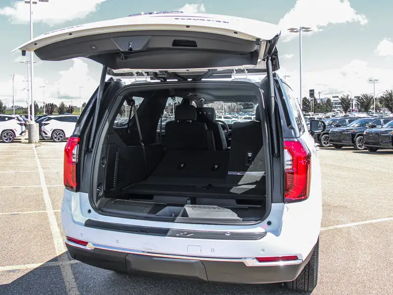 2026 GMC Yukon Elevation, bílá, 15 km, dovoz Kanada — foto 8 z 12