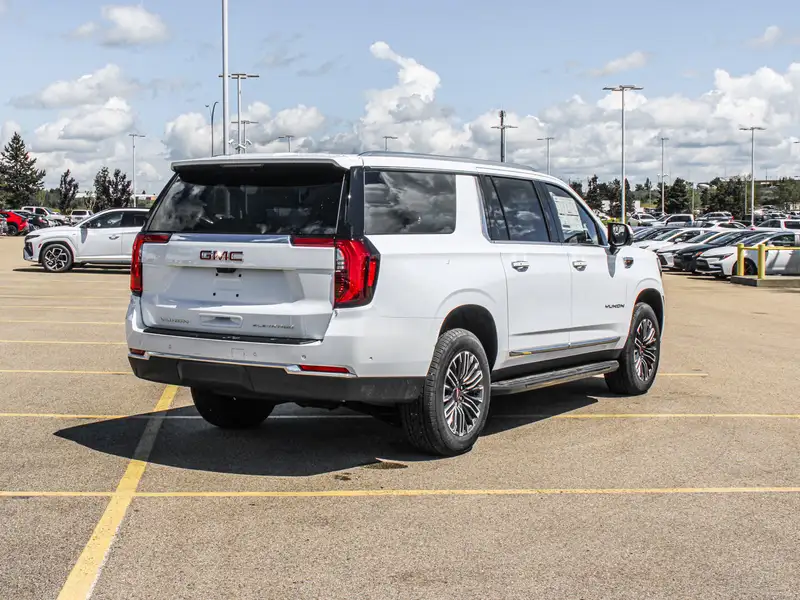 2026 GMC Yukon Elevation, bílá, 15 km, dovoz Kanada — foto 9 z 12