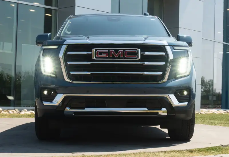 2026 GMC Yukon Elevation, modrá, 10 km, dovoz Kanada — foto 2 z 12