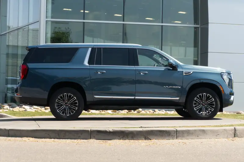 2026 GMC Yukon Elevation, modrá, 10 km, dovoz Kanada — foto 3 z 12