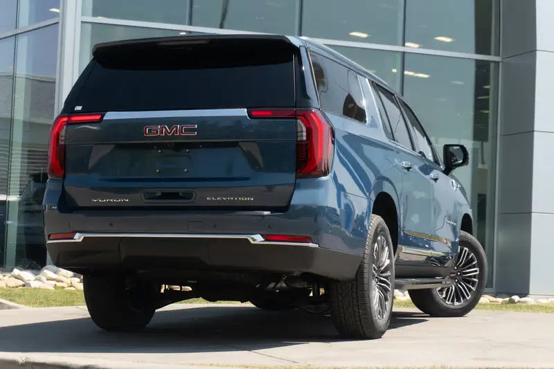2026 GMC Yukon Elevation, modrá, 10 km, dovoz Kanada — foto 4 z 12