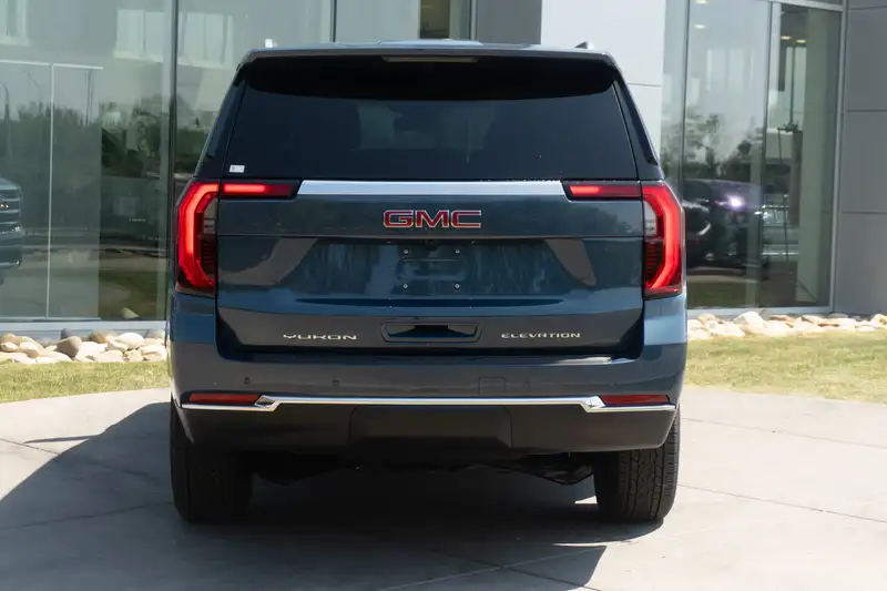2026 GMC Yukon Elevation, modrá, 10 km, dovoz Kanada — foto 5 z 12