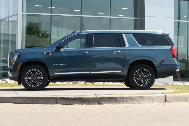 2026 GMC Yukon Elevation, modrá, 10 km, dovoz Kanada — foto 6 z 12