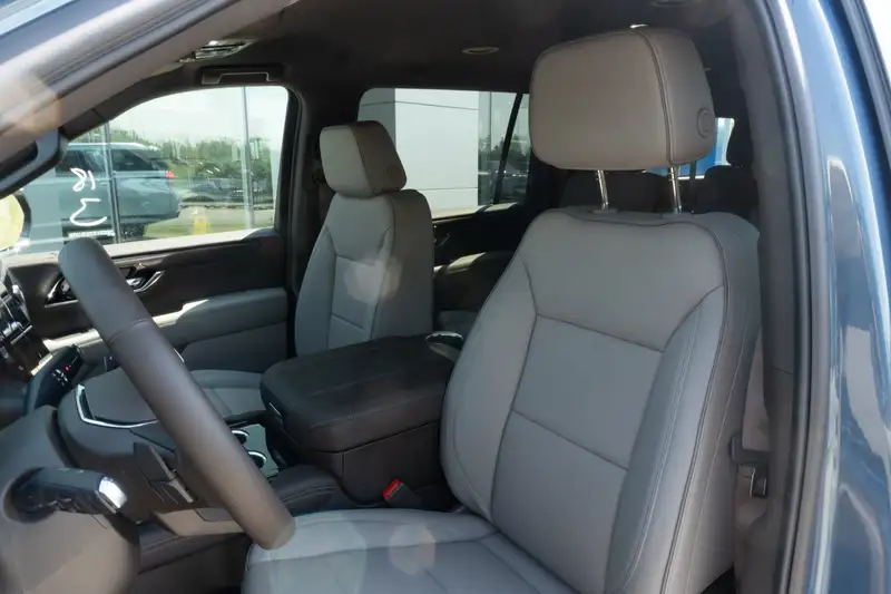 2026 GMC Yukon Elevation, modrá, 10 km, dovoz Kanada — foto 9 z 12