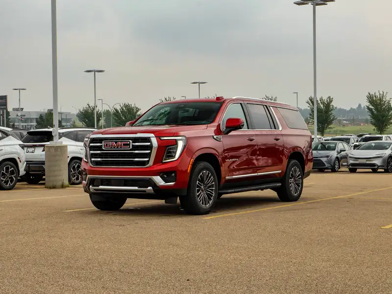 2026 GMC Yukon Elevation, červená, 15 km, dovoz Kanada — foto 4 z 12