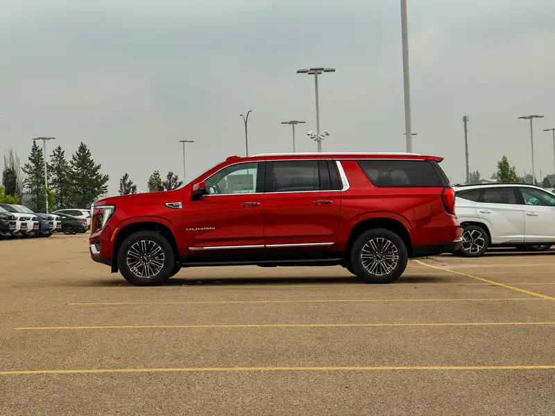 2026 GMC Yukon Elevation, červená, 15 km, dovoz Kanada — foto 5 z 12