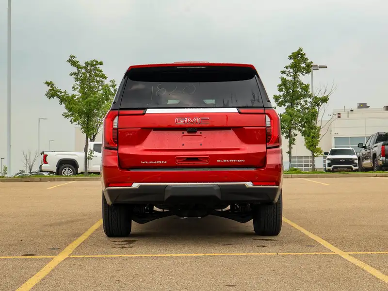 2026 GMC Yukon Elevation, červená, 15 km, dovoz Kanada — foto 7 z 12