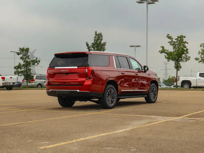 2026 GMC Yukon Elevation, červená, 15 km, dovoz Kanada — foto 8 z 12