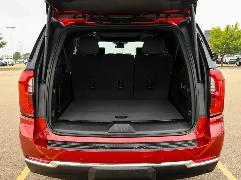 2026 GMC Yukon Elevation, červená, 15 km, dovoz Kanada — foto 9 z 12