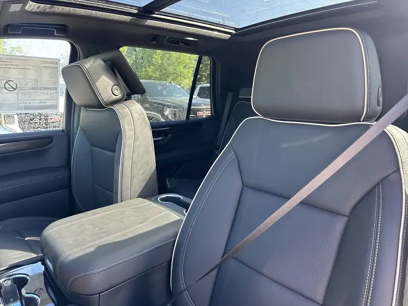 2026 GMC Yukon Elevation, modrá, 6 km, dovoz Kanada — foto 10 z 12