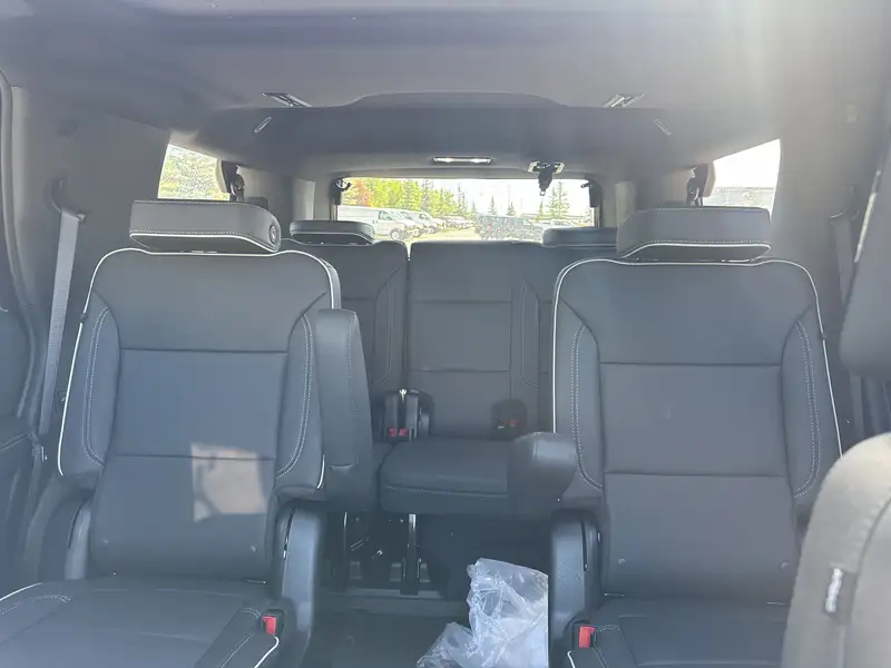 2026 GMC Yukon Elevation, modrá, 6 km, dovoz Kanada — foto 11 z 12