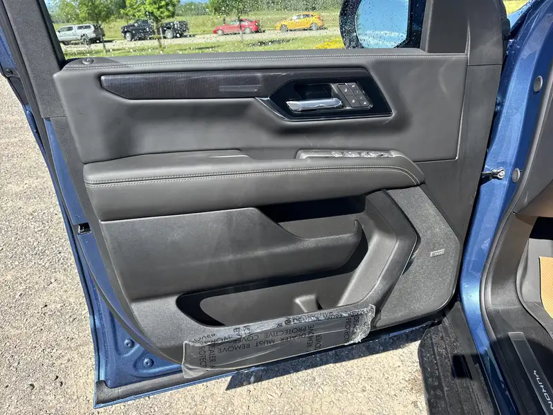 2026 GMC Yukon Elevation, modrá, 6 km, dovoz Kanada — foto 8 z 12