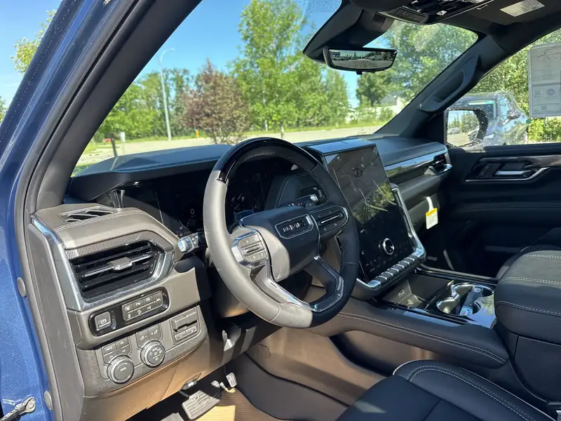 2026 GMC Yukon Elevation, modrá, 6 km, dovoz Kanada — foto 9 z 12