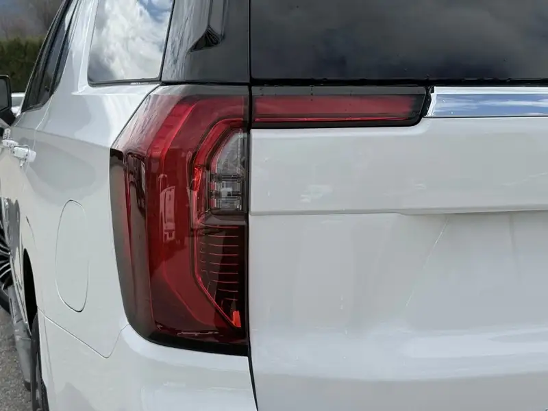2026 GMC Yukon Elevation, bílá, 10 km, dovoz Kanada — foto 10 z 12