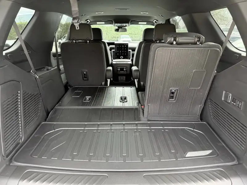 2026 GMC Yukon Elevation, bílá, 10 km, dovoz Kanada — foto 11 z 12