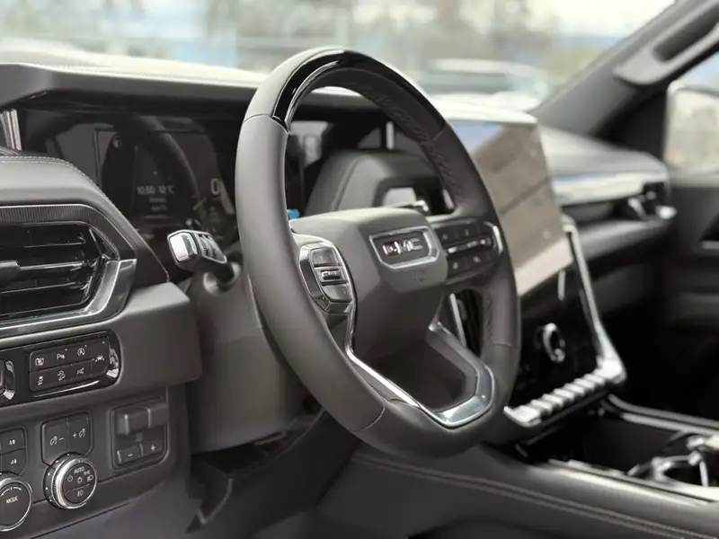 2026 GMC Yukon Elevation, bílá, 10 km, dovoz Kanada — foto 12 z 12