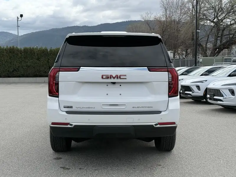 2026 GMC Yukon Elevation, bílá, 10 km, dovoz Kanada — foto 5 z 12