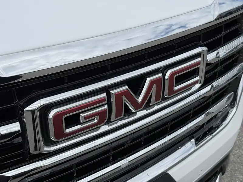 2026 GMC Yukon Elevation, bílá, 10 km, dovoz Kanada — foto 9 z 12