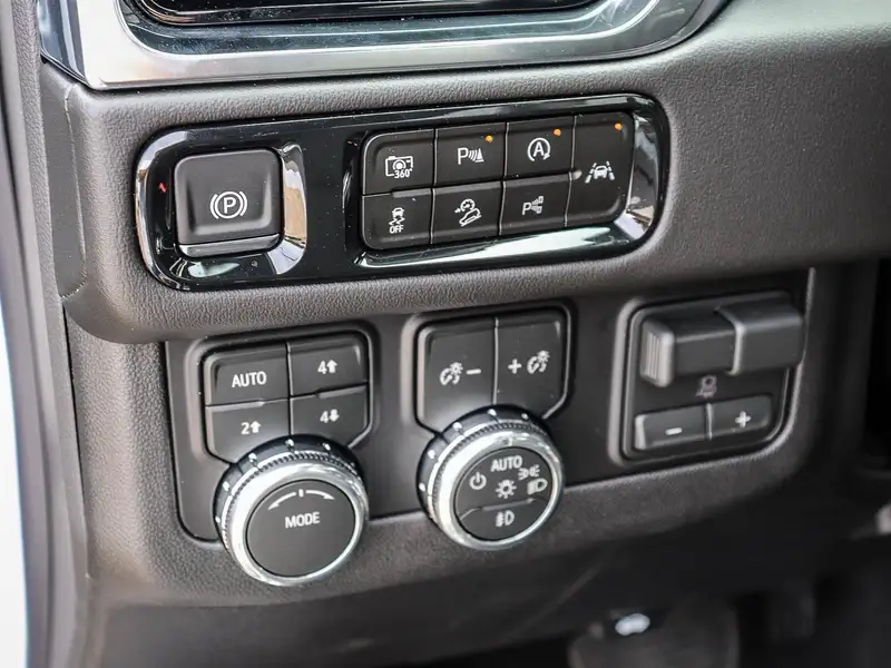 2026 GMC Yukon ELEVATION 4WD, bílá, 6 km, dovoz Kanada — foto 9 z 12