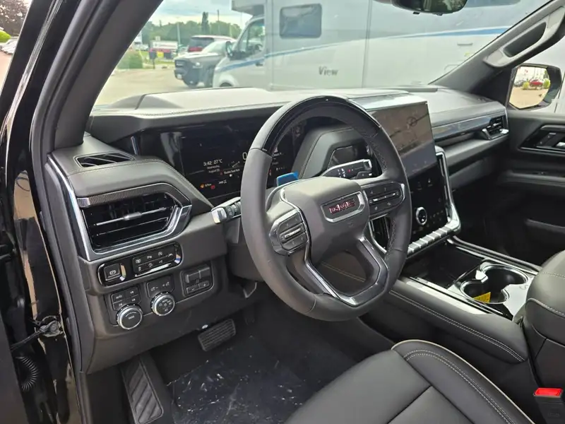 2026 GMC Yukon Elevation, černá, 15 km, dovoz Kanada — foto 4 z 12