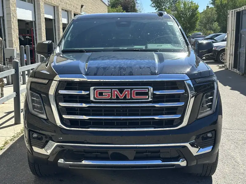 2026 GMC Yukon Elevation, černá, 4 701 km, dovoz Kanada — foto 2 z 12