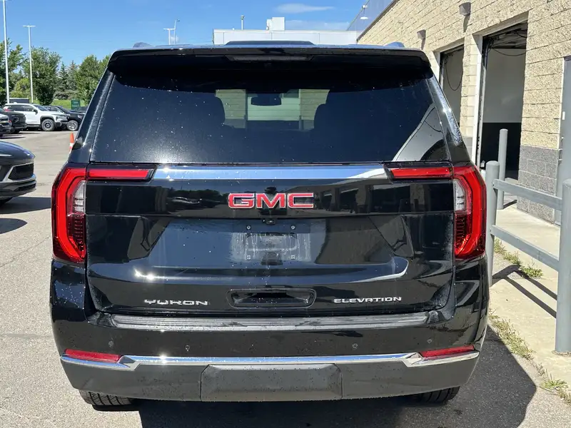 2026 GMC Yukon Elevation, černá, 4 701 km, dovoz Kanada — foto 5 z 12