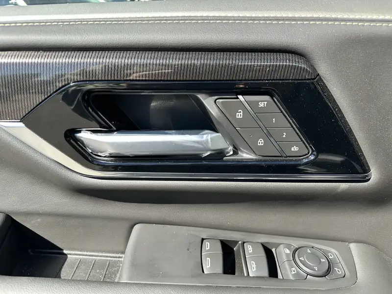 2026 GMC Yukon Elevation, černá, 4 701 km, dovoz Kanada — foto 9 z 12