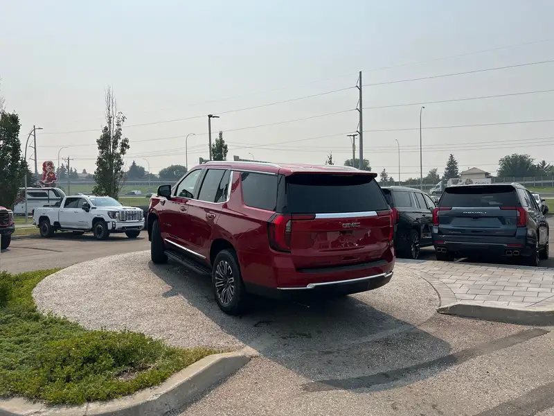2026 GMC Yukon Elevation, červená, 9 km, dovoz Kanada — foto 3 z 12