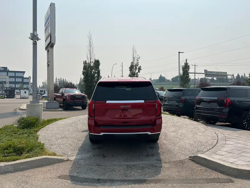 2026 GMC Yukon Elevation, červená, 9 km, dovoz Kanada — foto 4 z 12