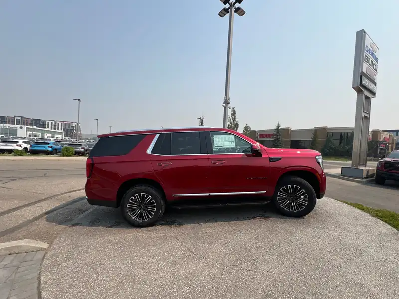 2026 GMC Yukon Elevation, červená, 9 km, dovoz Kanada — foto 5 z 12