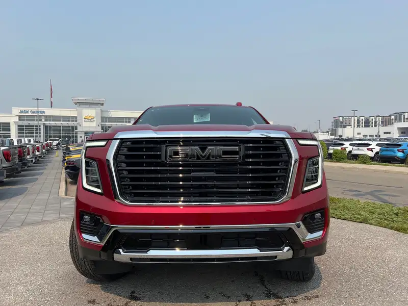 2026 GMC Yukon Elevation, červená, 9 km, dovoz Kanada — foto 7 z 12