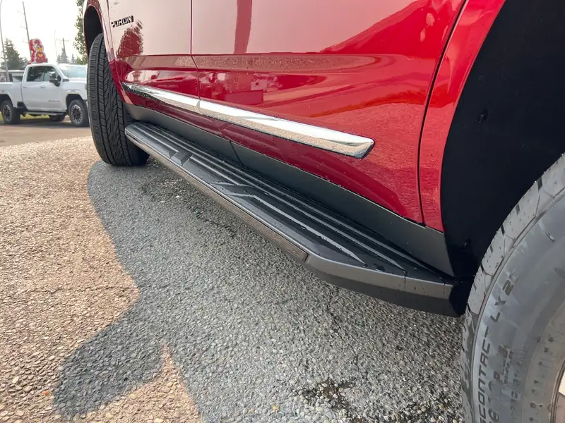2026 GMC Yukon Elevation, červená, 9 km, dovoz Kanada — foto 8 z 12