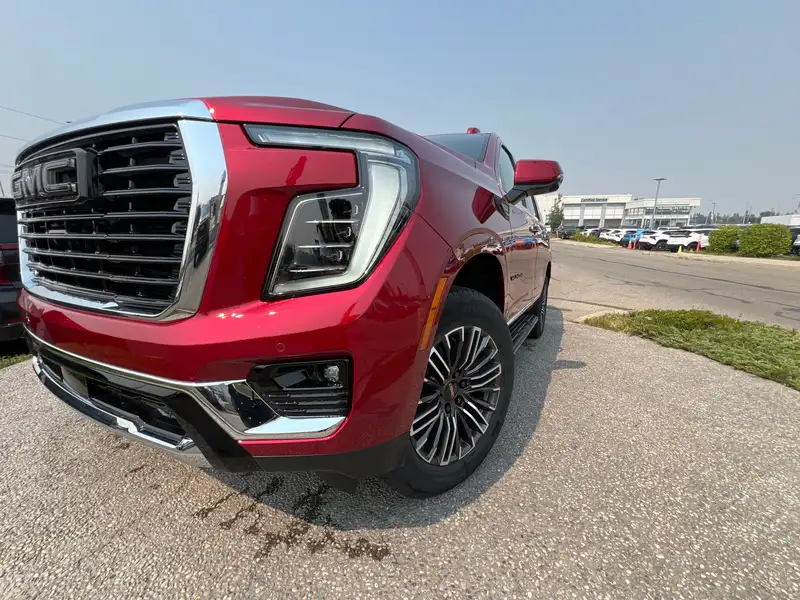 2026 GMC Yukon Elevation, červená, 9 km, dovoz Kanada — foto 9 z 12