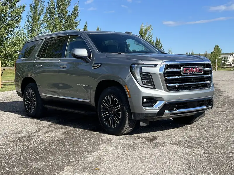 2026 GMC Yukon Elevation, šedá, 10 km, dovoz Kanada — foto 10 z 12