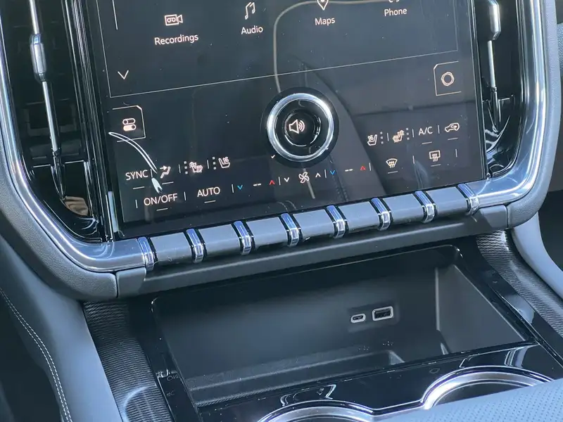 2026 GMC Yukon Elevation, šedá, 10 km, dovoz Kanada — foto 4 z 12