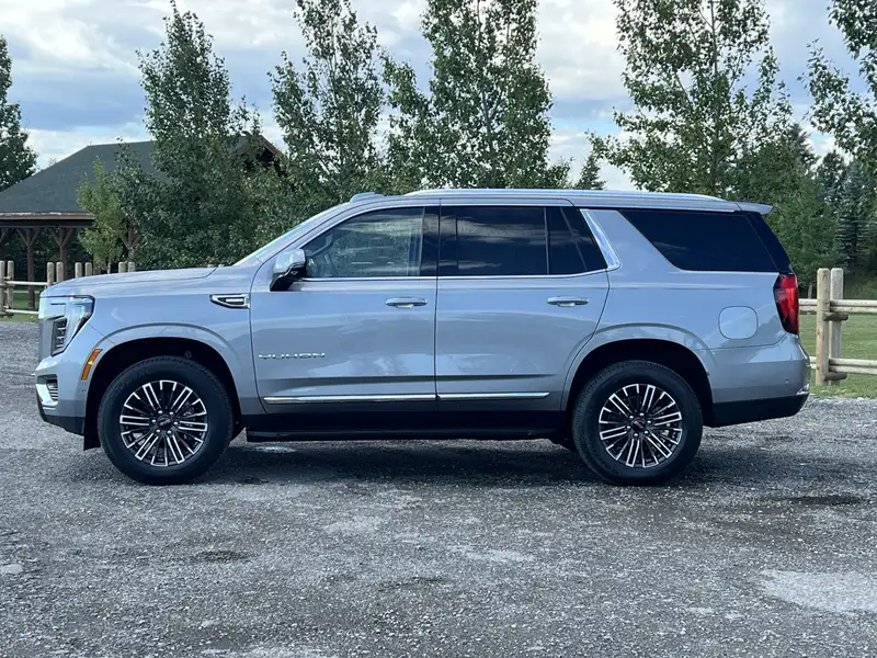 2026 GMC Yukon Elevation, šedá, 10 km, dovoz Kanada — foto 5 z 12
