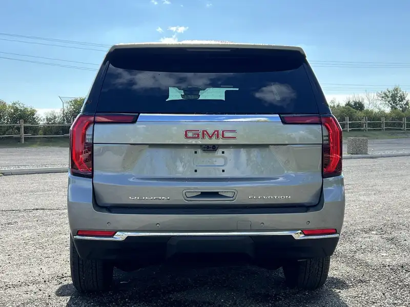 2026 GMC Yukon Elevation, šedá, 10 km, dovoz Kanada — foto 7 z 12