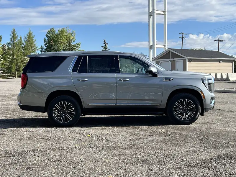 2026 GMC Yukon Elevation, šedá, 10 km, dovoz Kanada — foto 9 z 12
