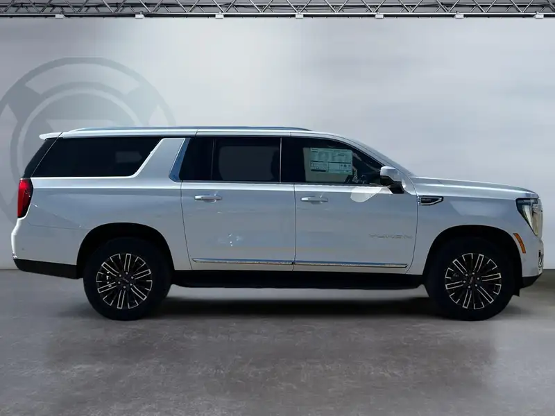 2026 GMC Yukon Elevation, bílá, 10 km, dovoz Kanada — foto 4 z 12