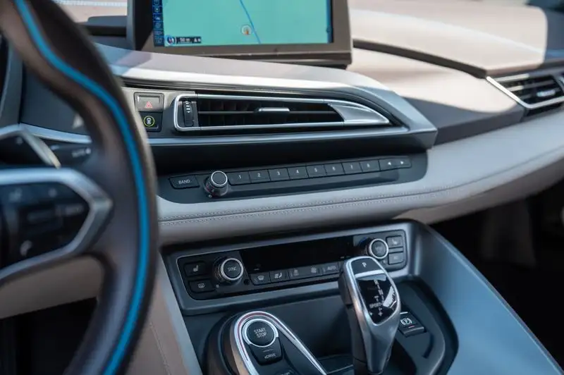 BMW I8 2dr, 10 000 km, dovoz Kanada — foto 2 z 10
