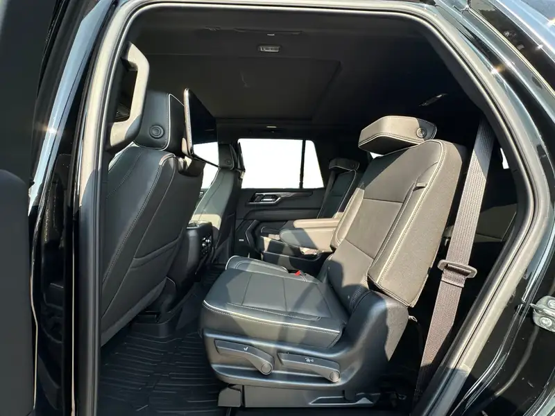 2026 GMC Yukon Elevation, černá, 4 km, dovoz Kanada — foto 8 z 12