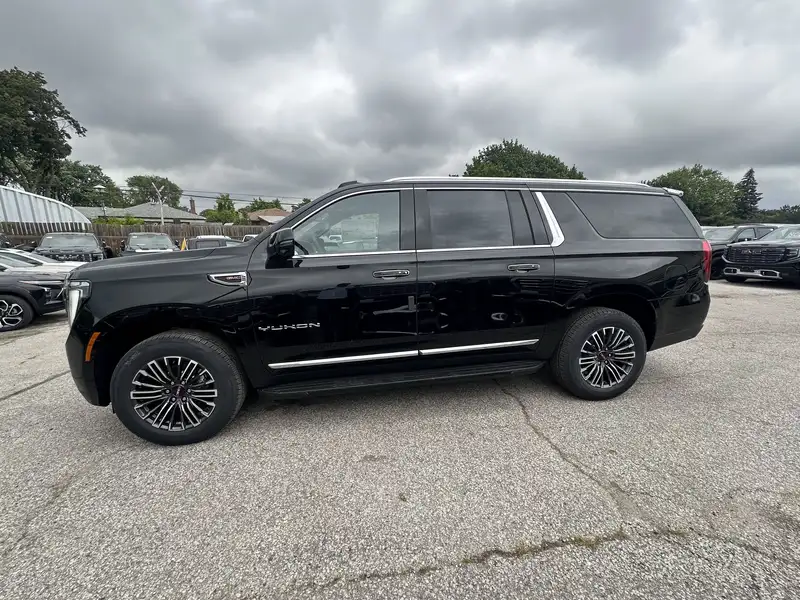 2026 GMC Yukon Elevation, černá, 10 km, dovoz Kanada — foto 2 z 12