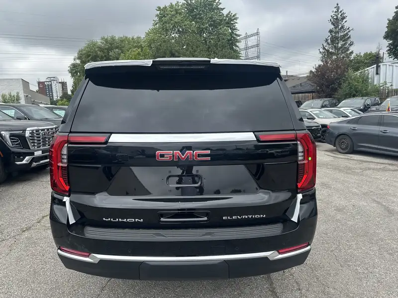 2026 GMC Yukon Elevation, černá, 10 km, dovoz Kanada — foto 3 z 12