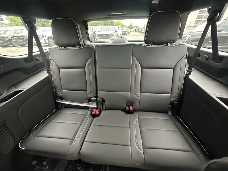 2026 GMC Yukon Elevation, černá, 10 km, dovoz Kanada — foto 5 z 12