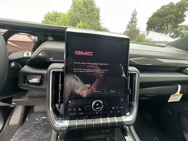 2026 GMC Yukon Elevation, černá, 10 km, dovoz Kanada — foto 9 z 12